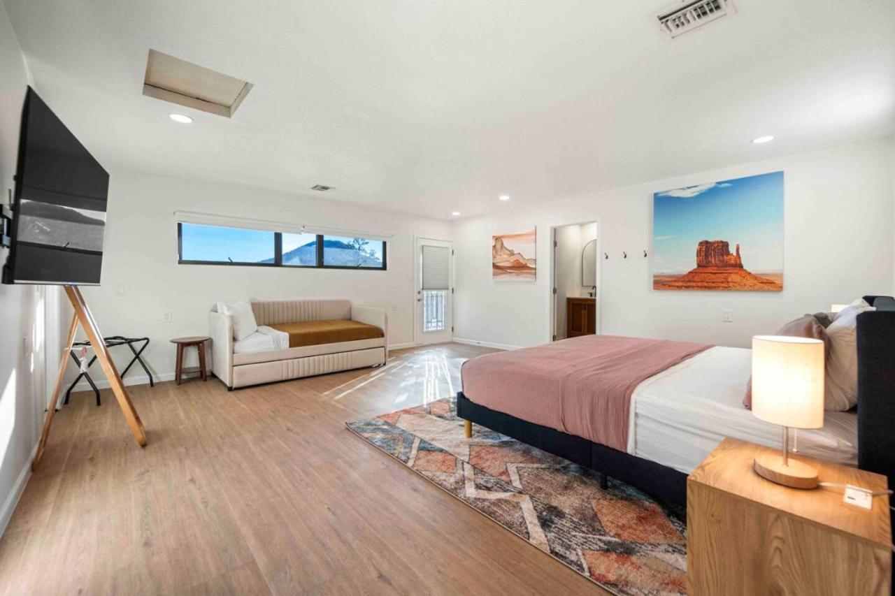 Holiday home Unrivaled Views Large Uptown With Swimspa And Sauna